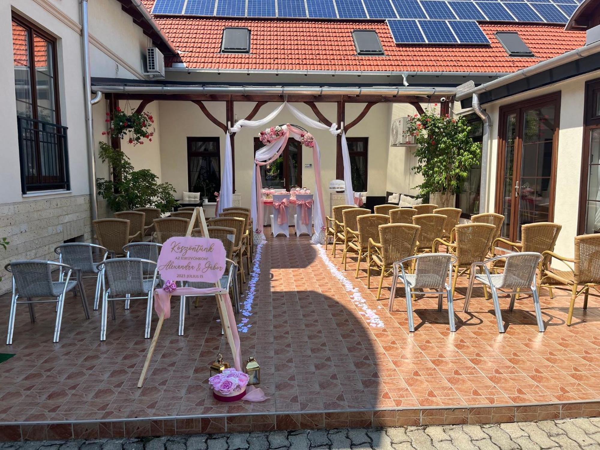 Meggyes Hotel Szerencs Exterior foto