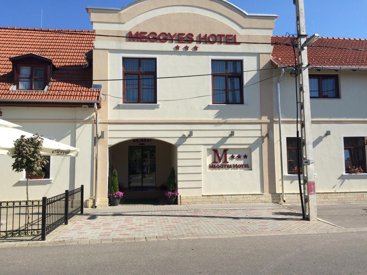 Meggyes Hotel Szerencs Exterior foto