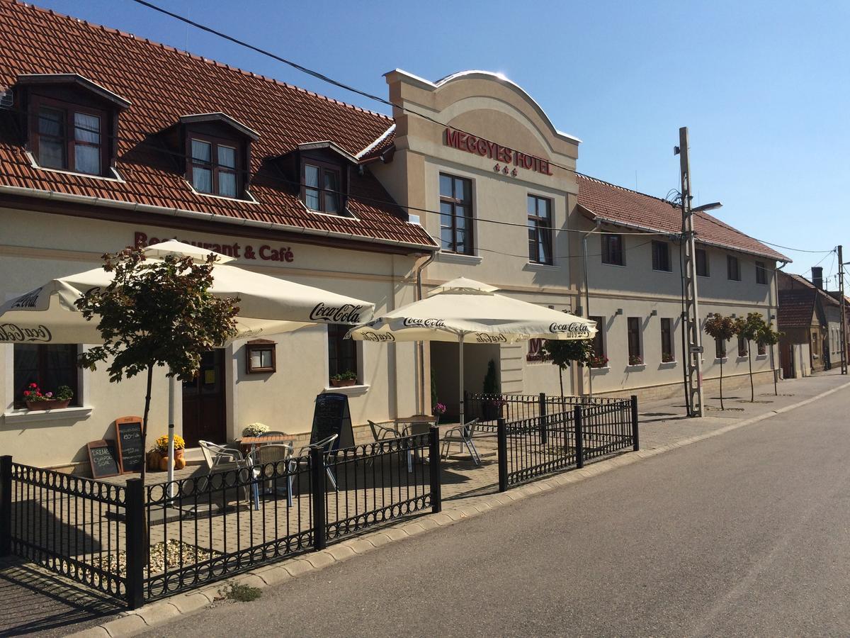 Meggyes Hotel Szerencs Exterior foto